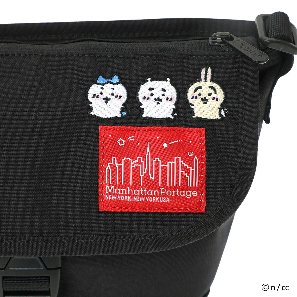 ちいかわ×マンハッタンポーテージ メッセンジャーバッグの背面およびマチ（底面）のデザイン